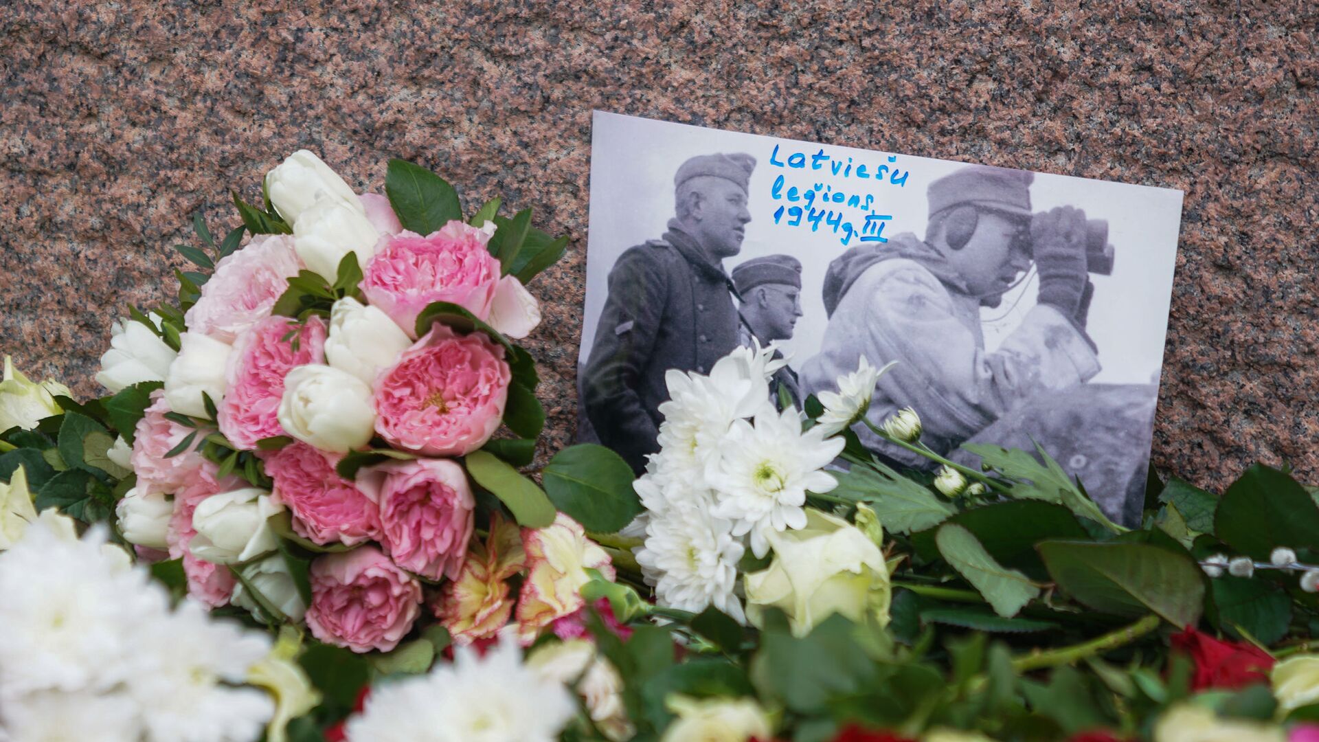 Фотография латвийских легионеров Waffen SS среди цветов у Памятника Свободы - Sputnik Латвия, 1920, 18.06.2022