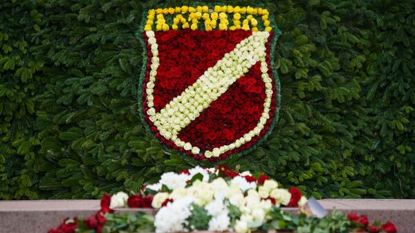 Шеврон латвийского легиона Waffen SS из цветов у памятника Свободы - Sputnik Латвия