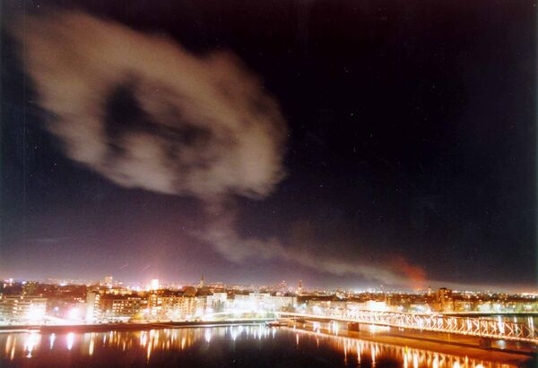 Дым над Нови-Садом после бомбардировки НАТО - Sputnik Латвия