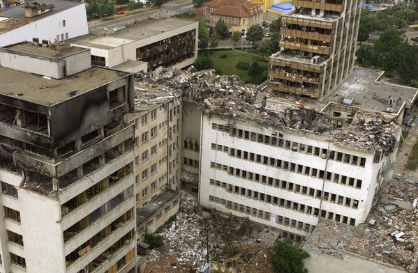 Разрушенное в результате бомбардировки НАТО здание Центральной почты в Приштине - Sputnik Латвия