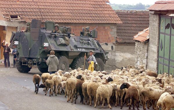 БТР немецких военных, выступающих на стороне международных сил KFOR под руководством НАТО в городе Ораховац, к западу от Косово, 1999 год - Sputnik Латвия