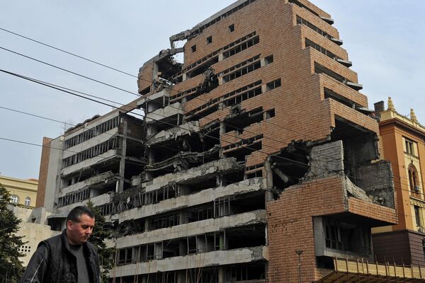 Здание бывшего Федерального военного штаба в Белграде, разрушенное в результате натовского авиаудара - Sputnik Латвия