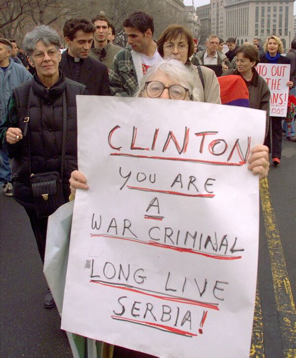 Марше против натовской бомбардировки Югославии напротив Белого дома в Вашингтоне, 1999 год - Sputnik Латвия