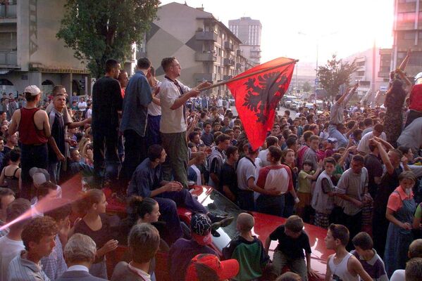 Косовские албанцы празднуют победу Армии освобождения Косова над сербами в центре Приштины - Sputnik Латвия
