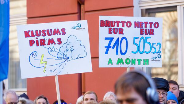 Акция протеста Латвийского профсоюза работников образования и науки с требованием выполнения ранее утвержденного графика повышения зарплат - Sputnik Latvija