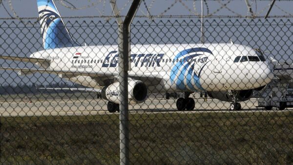Захваченный аэробус Air А320 на взлетной полосе в аэропорту Ларнаки - Sputnik Latvija