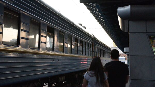 Поезд на железнодорожном вокзале в Киеве - Sputnik Латвия