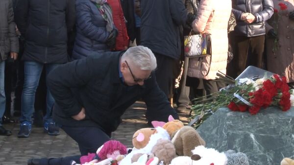 В Кемерове год спустя вспоминают жертв пожара в ТЦ Зимняя вишня - Sputnik Латвия