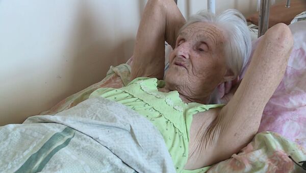 Женщина полгода вынуждена жить в больнице - видео - Sputnik Латвия