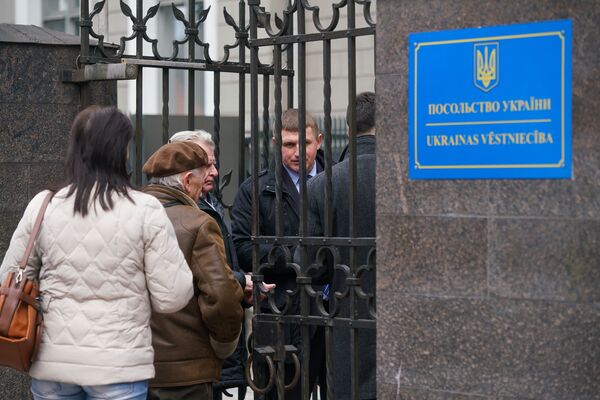 Ar Krieviju vajag draudzēties: Rīgā aizritēja Ukrainas prezidenta vēlēšanas Ar Krieviju vajag draudzēties: Rīgā aizritēja Ukrainas prezidenta vēlēšanas - Sputnik Latvija