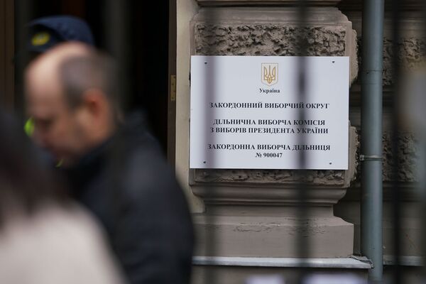 Ar Krieviju vajag draudzēties: Rīgā aizritēja Ukrainas prezidenta vēlēšanas Ar Krieviju vajag draudzēties: Rīgā aizritēja Ukrainas prezidenta vēlēšanas - Sputnik Latvija