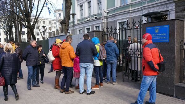 Очередь у избирательного участка в здании посольства Украины в Риге  - Sputnik Latvija