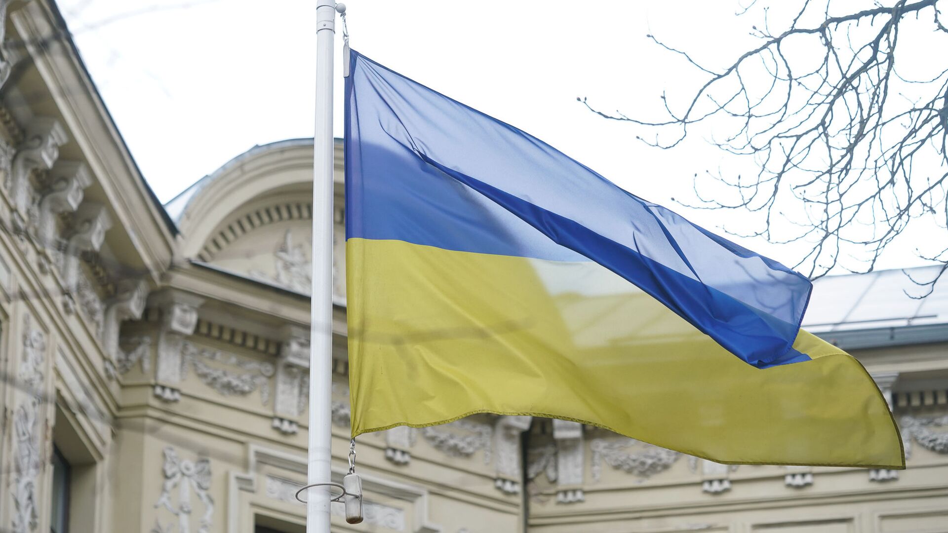 Флаг Украины у здания посольства в Риге - Sputnik Latvija, 1920, 20.08.2021