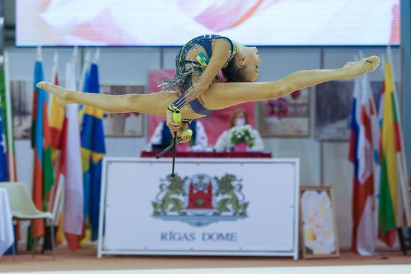 Украинка Анастасия Валентирова, занявшая 16-е место в многоборье, выполняет упражнение с булавами Украинка Анастасия Валентирова, занявшая 16-е место в многоборье, выполняет упражнение с булавами - Sputnik Латвия