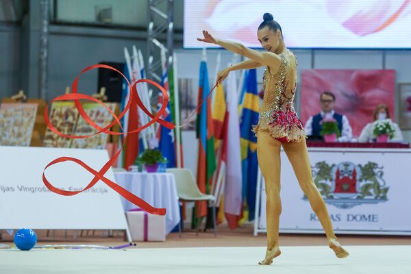 Елена Смирнова из Люксембурга, занявшая 28-е место в многоборье, выполняет упражнение с лентой - Sputnik Латвия