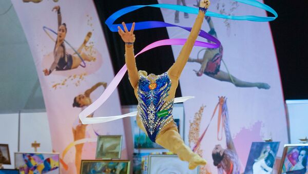 Российская гимнастка Анна Иванова выполняет упражнение с лентой - Sputnik Латвия