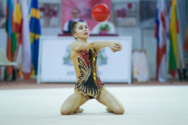 Белорусская гимнастка Маргарита Тимашенка  выполняет упражнение с мячом - Sputnik Латвия