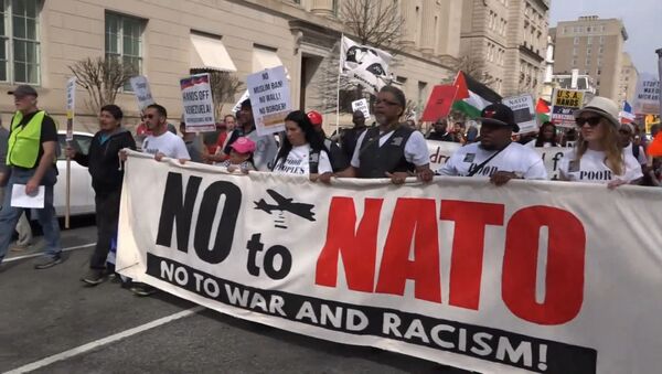 Сотни людей вышли на митинг против НАТО в Вашингтоне - Sputnik Латвия