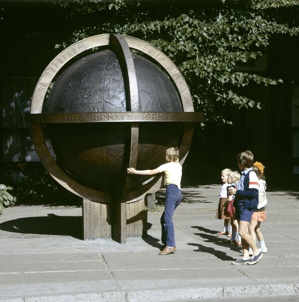 Отдыхающие у курортного глобуса в Юрмале, 1983 - Sputnik Латвия