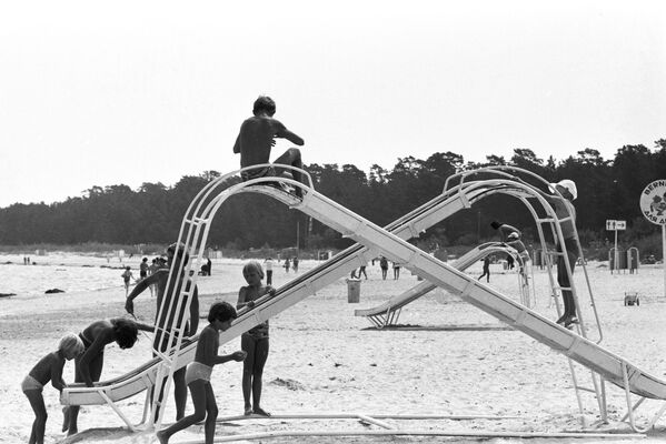 Юные курортники на детском пляже в Юрмале, 1979 - Sputnik Латвия