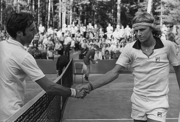 Теннисисты Александр Метревели и Бьерн Борг после матча на кубок Дэвиса между СССР и Швецией в Юрмале, 1975 год - Sputnik Латвия