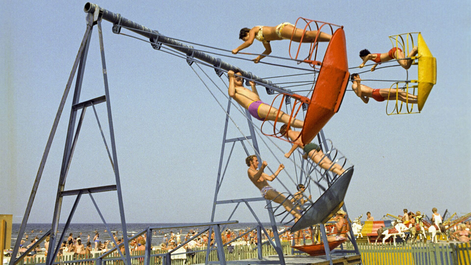 Развлечения на пляже в Юрмале, 1975 год - Sputnik Латвия, 1920, 21.11.2022