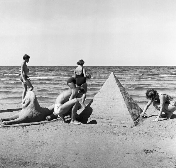 Отдыхающие на пляже в Юрмале, 1984 год - Sputnik Латвия