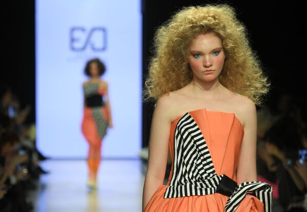 Модель демонстрирует одежду бренда DENIS ERYOMKIN на Mercedes-Benz Fashion Week Russia в Москве - Sputnik Латвия