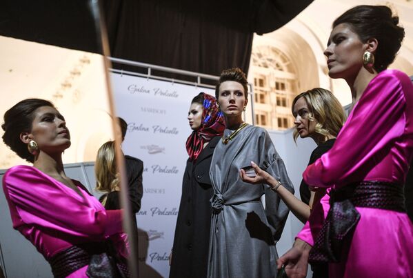 Модели перед выходом на подиум на Mercedes-Benz Fashion Week Russia в Москве - Sputnik Латвия