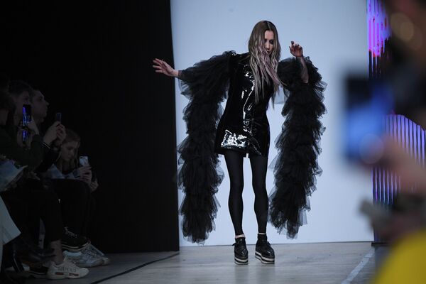 Певица Линда во время показа одежды бренда Holy MHPI в рамках Mercedes-Benz Fashion Week Russia - Sputnik Латвия