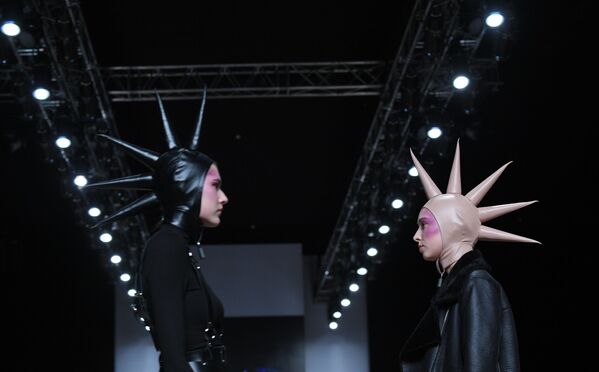 Модели демонстрируют одежду бренда Holy MHPI в рамках Mercedes-Benz Fashion Week Russia - Sputnik Латвия