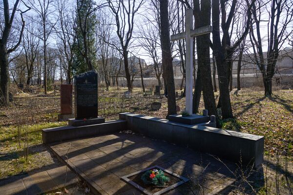 Мародерский закон и табу на скандалы: на кладбище в Риге топчут могилы революционеров Мародерский закон и табу на скандалы: на кладбище в Риге топчут могилы революционеров - Sputnik Латвия