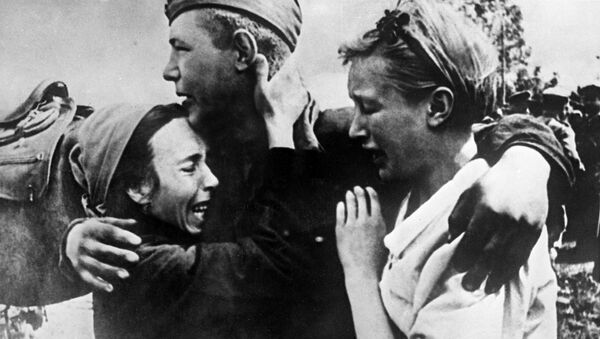 Рядовой Широбоков встретил своих сестер, спасшихся от смерти, 1943 год - Sputnik Латвия