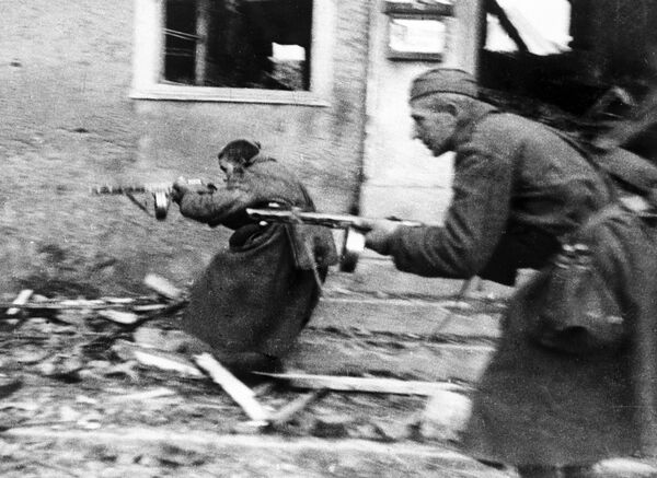 Советские солдаты ведут бой на улицах Ширвиндта, 1944 год Советские солдаты ведут бой на улицах Ширвиндта, 1944 год - Sputnik Латвия