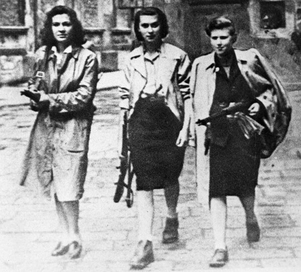 Вооруженные участницы движения Сопротивления на улицах города Иврея во время Второй Мировой войны, 1945 год Вооруженные участницы движения Сопротивления на улицах города Иврея во время Второй Мировой войны, 1945 год - Sputnik Латвия