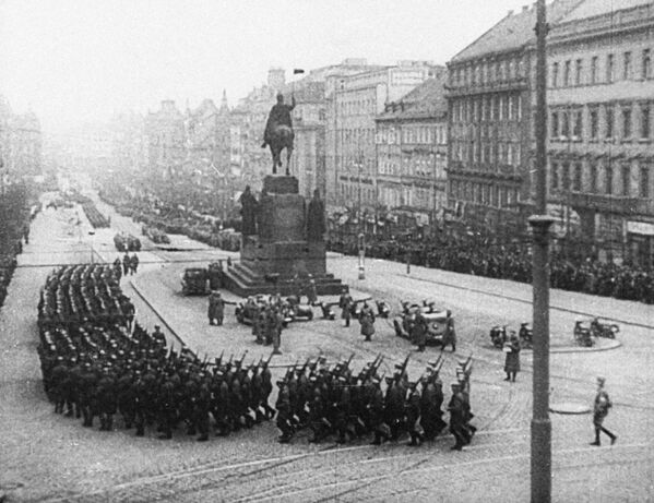 Гитлеровские войска на Вацлавской площади Праги, 1939 год Гитлеровские войска на Вацлавской площади Праги, 1939 год - Sputnik Латвия