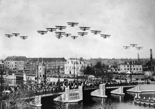 Самолеты в небе над Нидерландами во время Второй мировой войны, 1939 год Самолеты в небе над Нидерландами во время Второй мировой войны, 1939 год - Sputnik Латвия