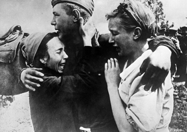 Рядовой Широбоков встретил своих сестер, спасшихся от смерти, 1943 год Рядовой Широбоков встретил своих сестер, спасшихся от смерти, 1943 год - Sputnik Латвия