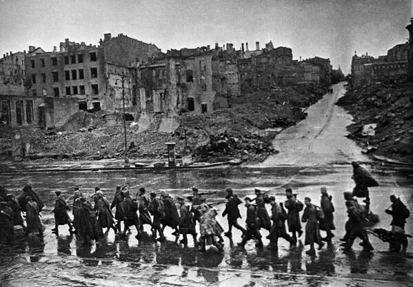 Освобождение Киева от фашистских захватчиков, взорванный Крещатик в 1943 год Освобождение Киева от фашистских захватчиков, взорванный Крещатик в 1943 год - Sputnik Латвия