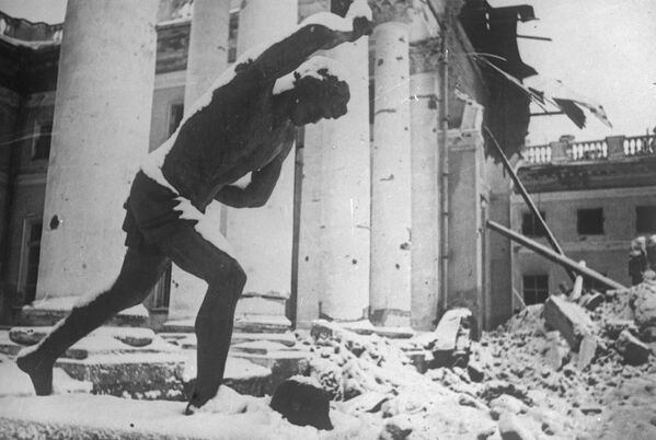 Развалины Александровского дворца в городе Пушкине, 1941-1945 года Развалины Александровского дворца в городе Пушкине, 1941-1945 года - Sputnik Латвия