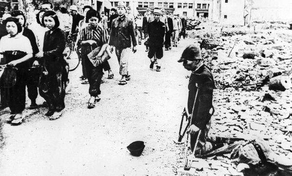 На улицах Токио, подвергшихся американской бомбардировке, 1945 год На улицах Токио, подвергшихся американской бомбардировке, 1945 год - Sputnik Латвия