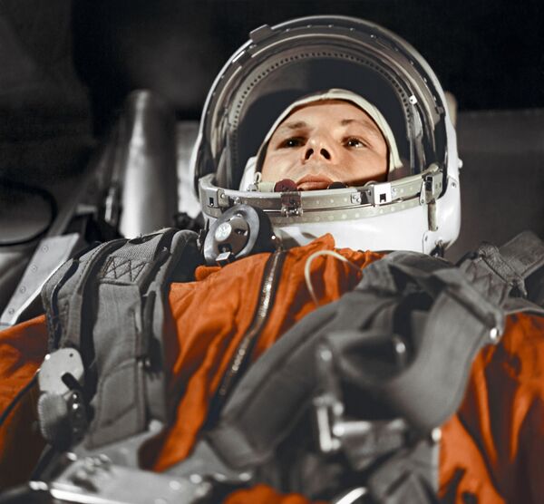 Летчик-космонавт Юрий Гагарин в кабине космического корабля “Восток” - Sputnik Латвия