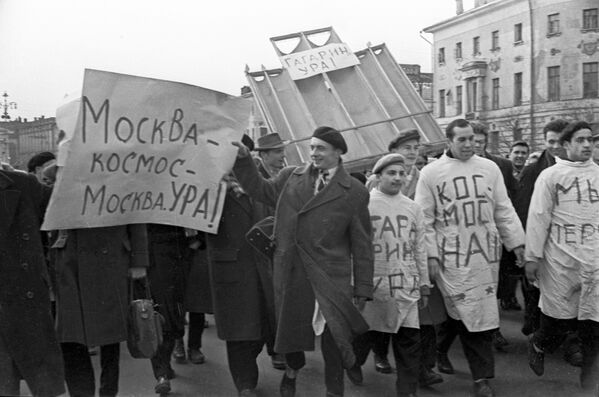 Студенты медицинских институтов на демонстрации в честь полета Юрия Гагарина в космос Студенты медицинских институтов на демонстрации в честь полета Юрия Гагарина в космос - Sputnik Латвия