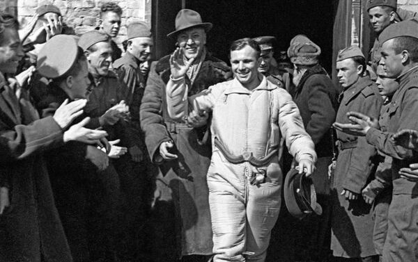 PSRS lidotājs-kosmonauts Jurijs Gagarins pēc piezemēšanās. Saratovas apgabals, 1961. gada 12. aprīlis PSRS lidotājs-kosmonauts Jurijs Gagarins pēc piezemēšanās. Saratovas apgabals, 1961. gada 12. aprīlis - Sputnik Latvija