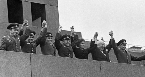 Митинг, посвященный завершению космического полета на кораблях Восток-5 и Восток-6 Митинг, посвященный завершению космического полета на кораблях Восток-5 и Восток-6 - Sputnik Латвия
