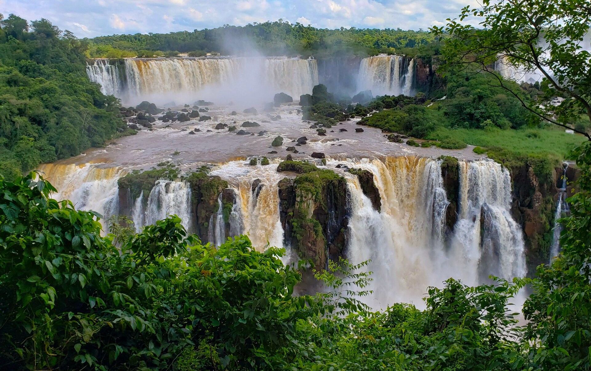 Самый большой Каскад водопадов — Игуасу (275 водопадов).