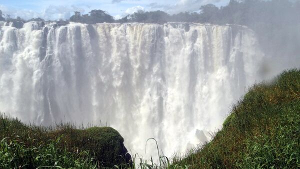 Водопад Виктория - потрясающий природный феномен, находится на реке Замбези на границе Замбии и Зимбабве. Водопад чрезвычайно широк - приблизительно 1,8 километра в ширину. Высота падения воды изменяется от 80 метров у правого берега водопада до 108 метров в центре - Sputnik Латвия
