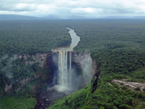 Водопад Кайетур – один из самых мощных водопадов, расположенный на территории западной Гайаны, неподалеку от границы с Венесуэлой. Огромное количество воды низвергается со скального уступа в 226 метров в покрытую туманом пропасть - Sputnik Латвия