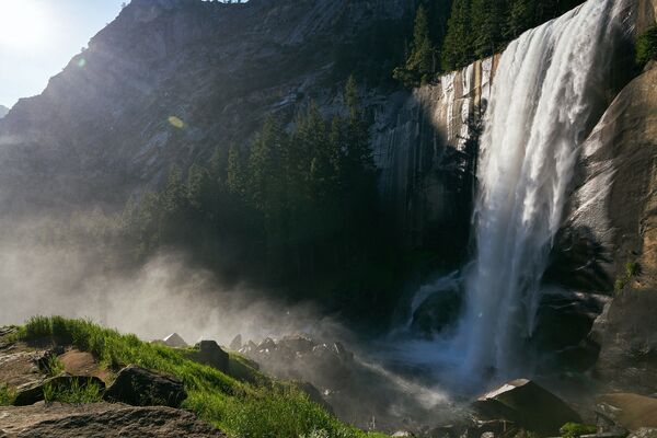 Водопад Йосемити расположен в Калифорнии в одноименном национальном парке. Этот водопад является одним из самых высоких водопадов в Северной Америке и 20-м по высоте в мире. Высота Йосемити - 739 метров - Sputnik Латвия