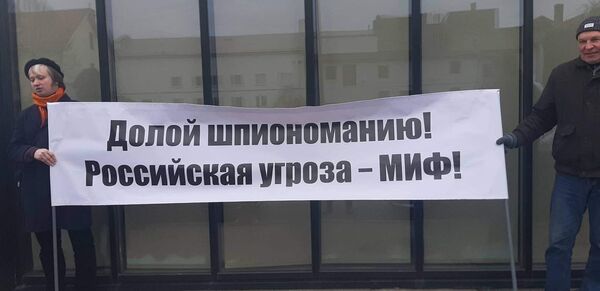 Российская угроза - миф: в Риге прошел пикет в поддержку Олега Бурака Российская угроза - миф: в Риге прошел пикет в поддержку Олега Бурака - Sputnik Латвия